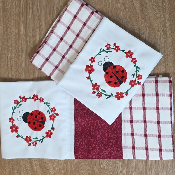 💐 Handcrafted Embroidered Ladybug Gingham Hand Towels Set Of 2 18" X 27" White - Picture 4 of 12